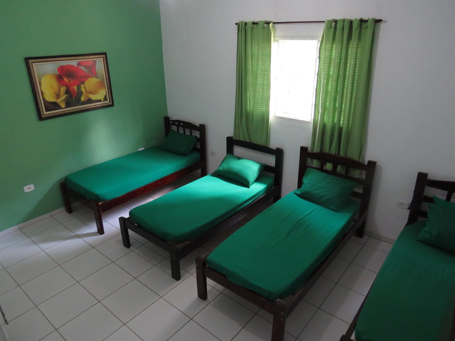 Quarto coletivo com camas individuais