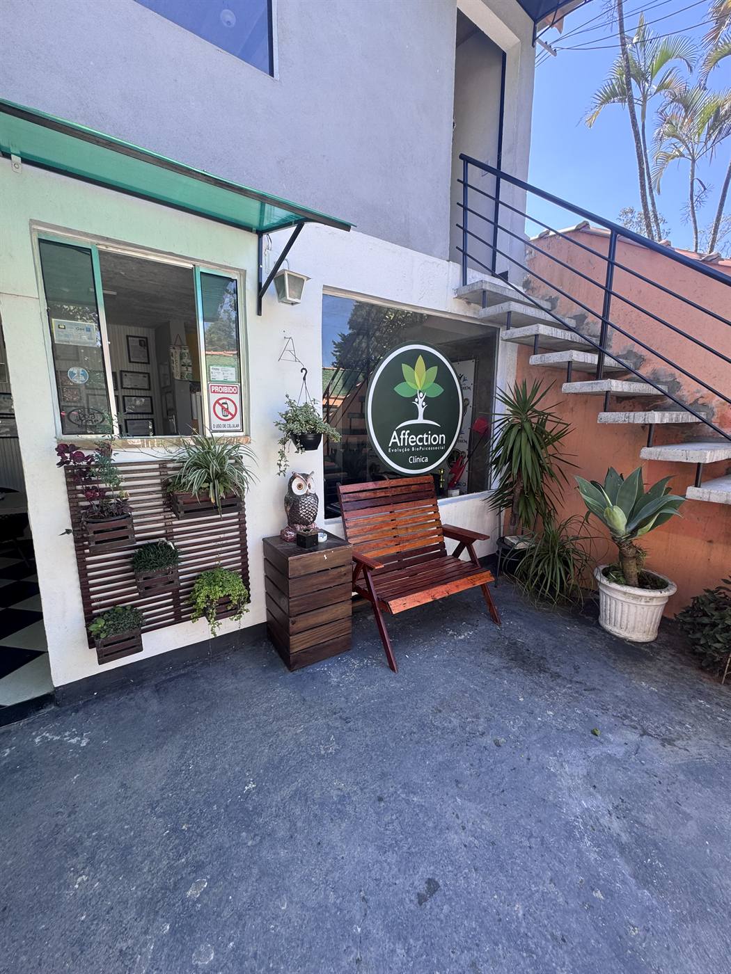 Entrada e área de convivência externa da clínica
